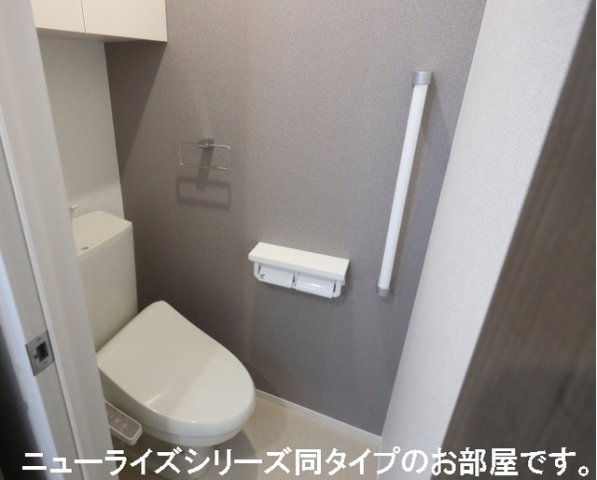 トイレ　嬉しい温水洗浄便座付きです♪