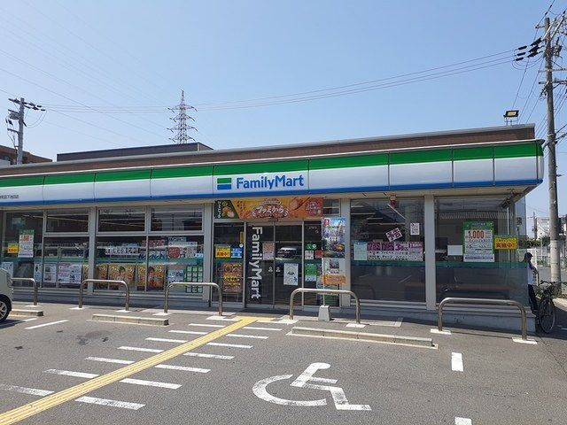 コンビニ　ファミリーマート様（コンビニ）まで200m
