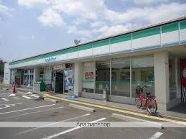 コンビニ　ファミリーマート（コンビニ）まで550m