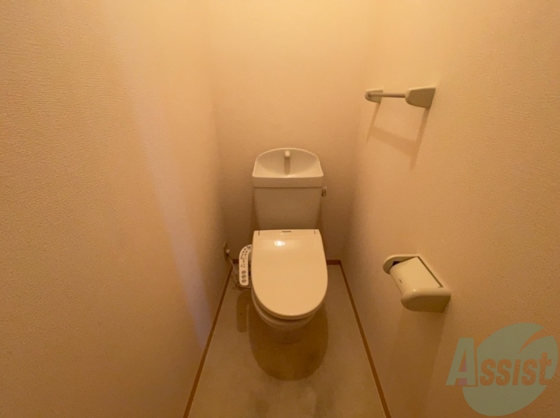 トイレ　温水洗浄便座付きのトイレは、使用しやすくうれしいですね。