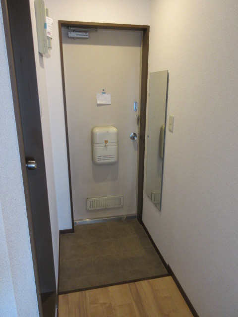 玄関　玄関にば便利な姿見つき