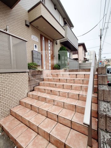 エントランス　落ち着いたエントランスです