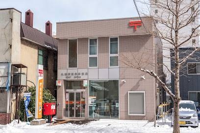 郵便局　札幌南四条郵便局（郵便局）まで196m