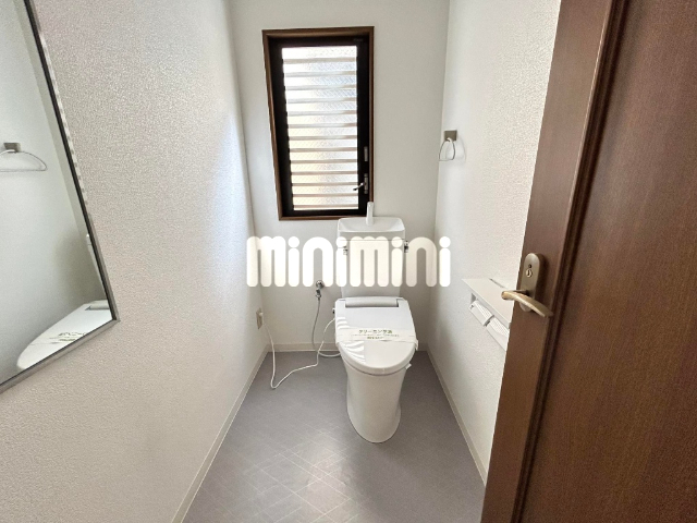 トイレ　窓と、手洗い付のトイレです。