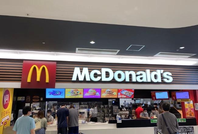 飲食店　マクドナルド イオンモール茨木店（飲食店）まで585m