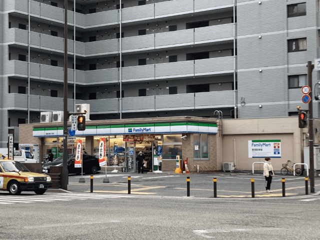 コンビニ　ファミリーマート福岡大楠一丁目店（コンビニ）まで99m
