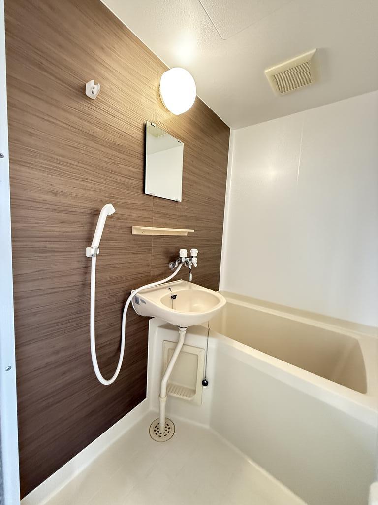 バス・シャワールーム　壁面はアクセントカラーで清潔感を演出！！