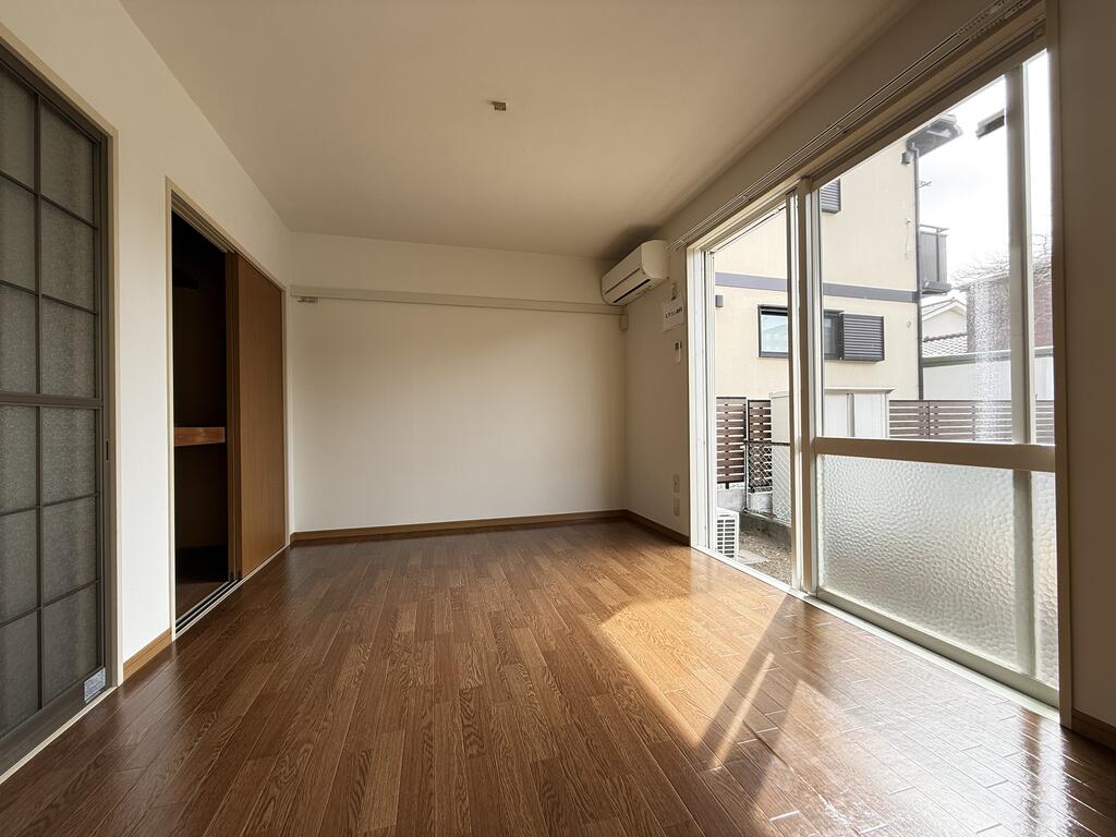 居室・リビング　洋室はリビング向きで、エアコンも完備！！