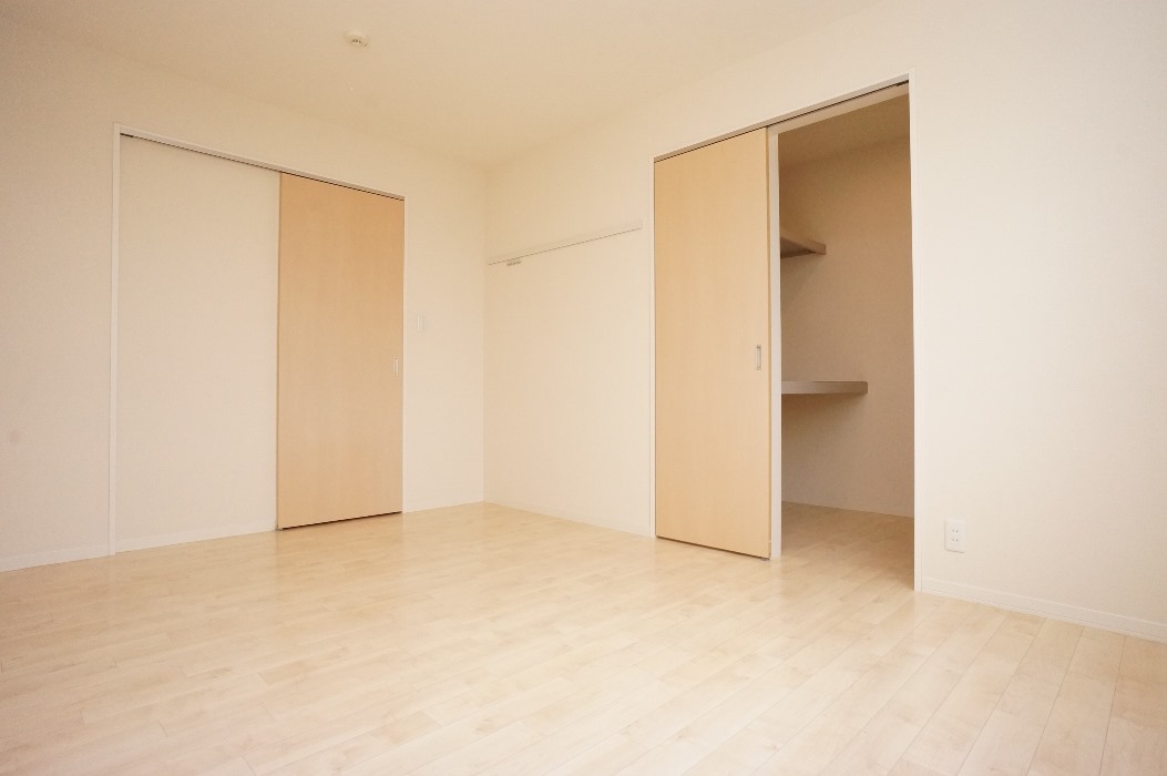 収納　２階洋室照明付WICあります！