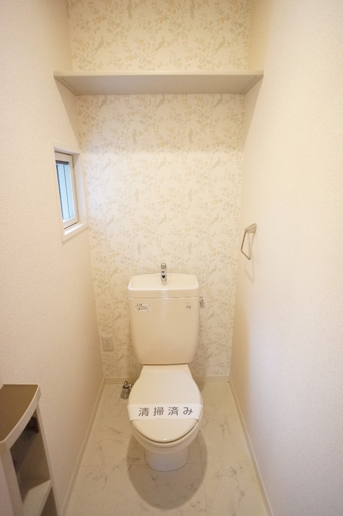 トイレ　上部に収納棚あります！