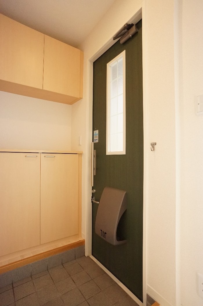 玄関　ペット飼育に便利なリードフックが玄関脇に付いてます！