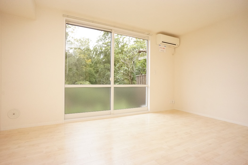 居室・リビング　専用庭付！電動シャッター仕様！ＴＶモニタホン付！