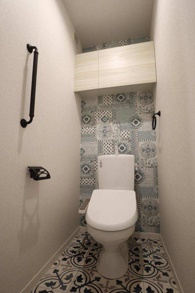 トイレ　お洒落なアクセントクロス完備し、ウォシュレット完備！