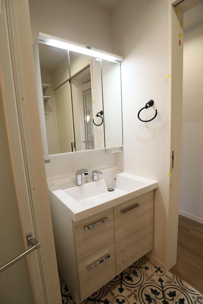 洗面設備　大型三面鏡完備の洗面台です♪