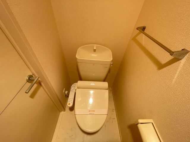 トイレ　温水洗浄便座付きトイレです。