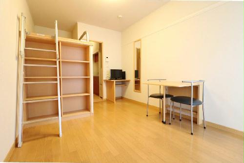 居室・リビング　ベッド下に収納スペースあり！荷物が多くても十分に収まります