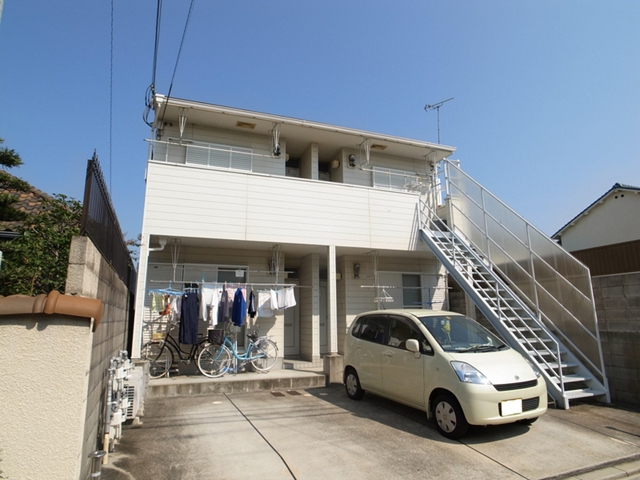 建物外観　シンプルなハイツ☆オール角部屋