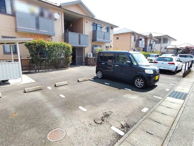 【高崎市矢中町のアパートの駐車場】