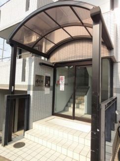 【京都市右京区嵯峨野宮ノ元町のマンションのエントランス】