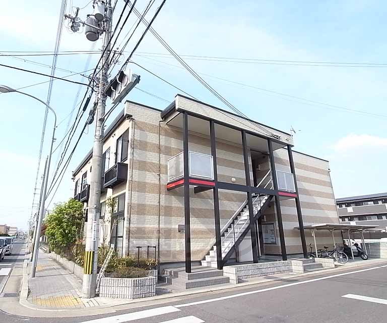 【レオパレスアクシスの建物外観】