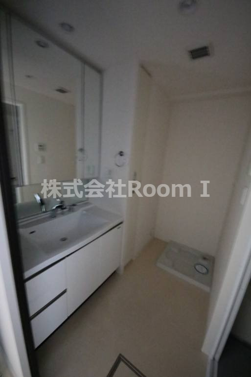 洗面設備　ゆったりとスペースのある洗面所