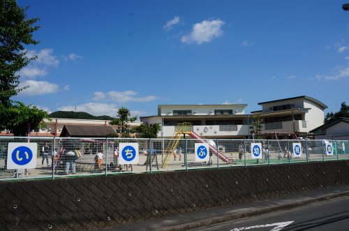 【生駒市さつき台のマンションの幼稚園・保育園】