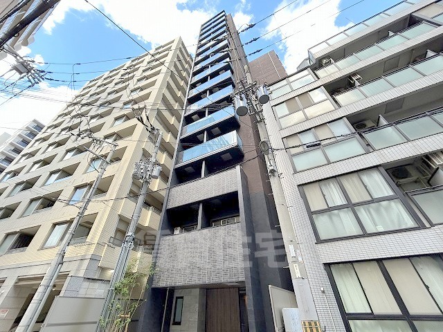 【大阪市西区西本町のマンションの建物外観】