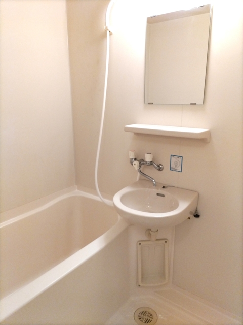 バス・シャワールーム　手洗いボウル付きのバスルームです☆