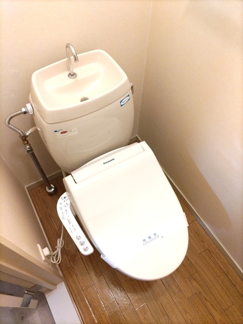 トイレ　暖房＋温水洗浄機能付きの便座です☆