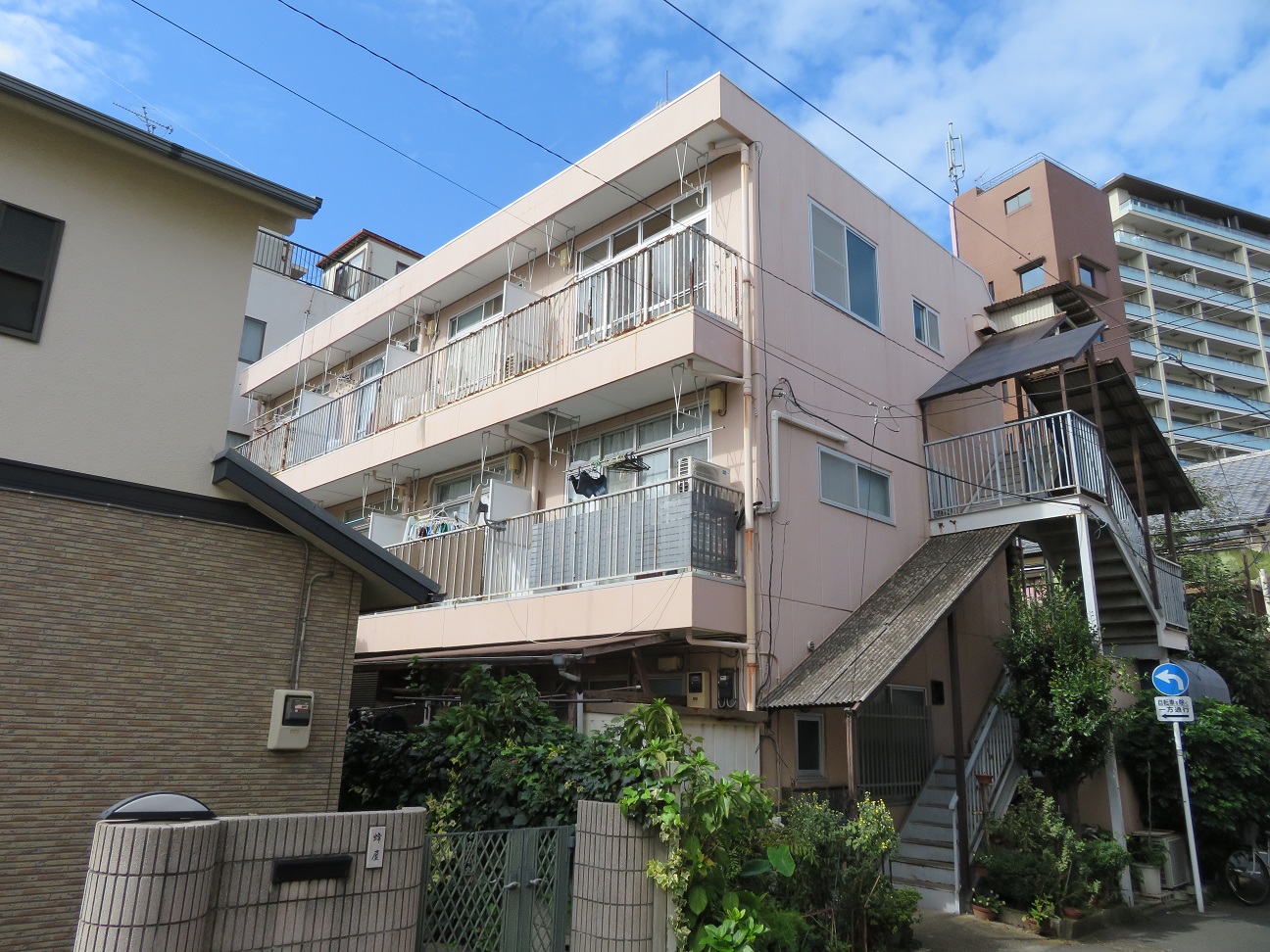 中野区弥生町のマンションの建物外観