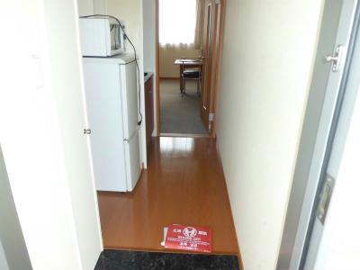 玄関　奥にカーペット張りの居室が窺えます。