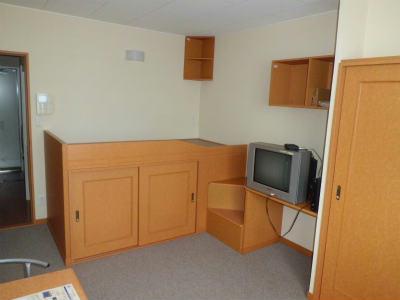 居室・リビング　ガッチリしたベッドで寝られます。