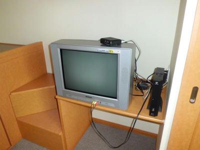 その他　テレビの横にある端末がレオネットです。