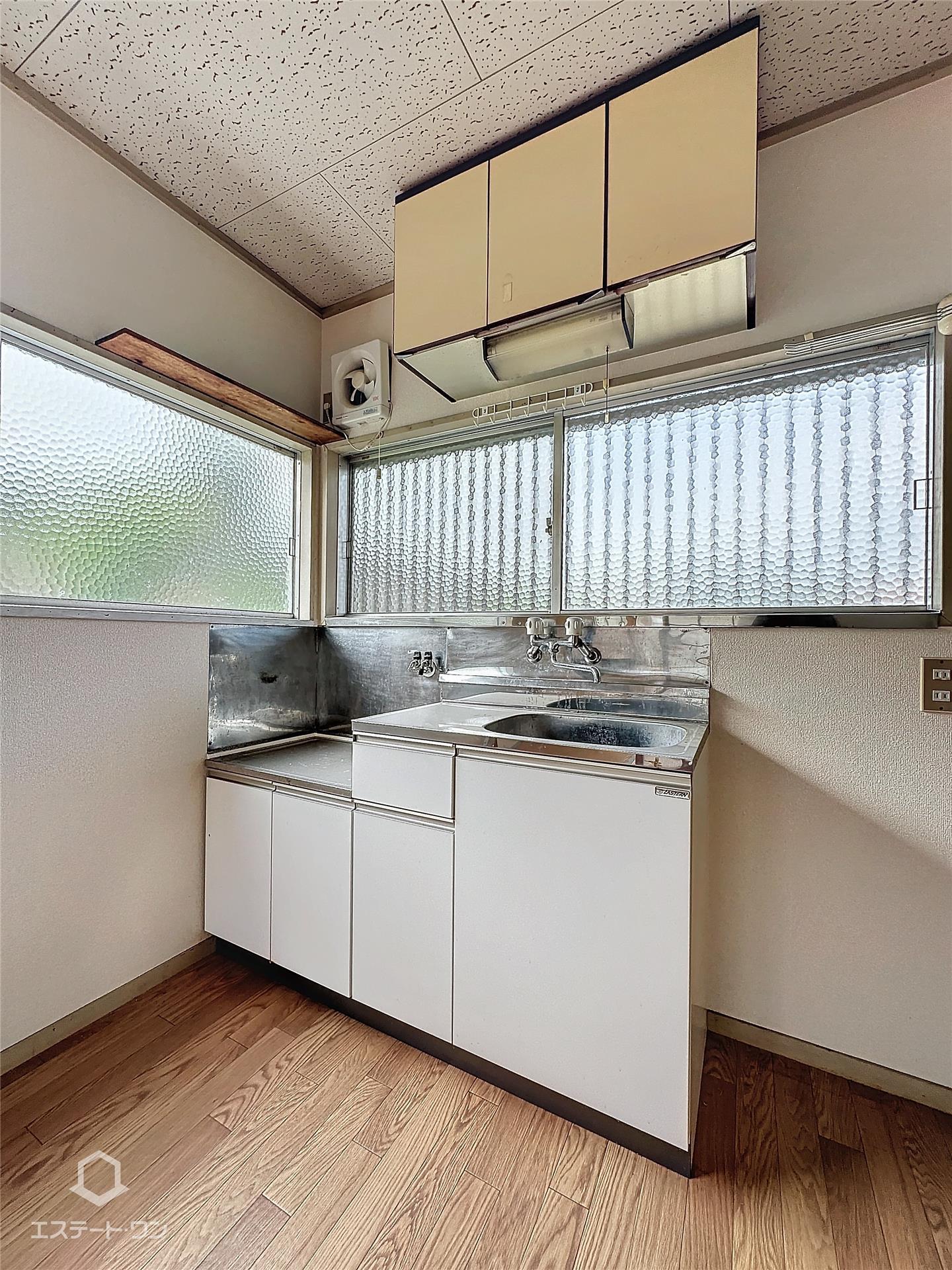 キッチン　明るいキッチン☆吊戸棚も付いてます！