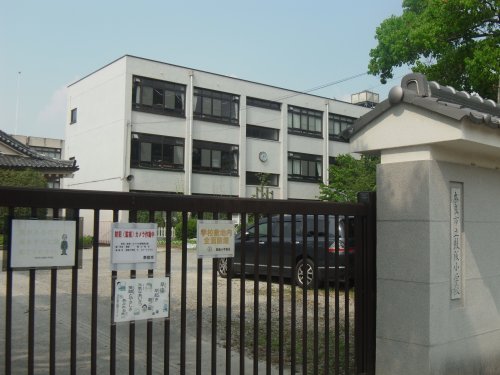 【奈良市今小路町のマンションの小学校】