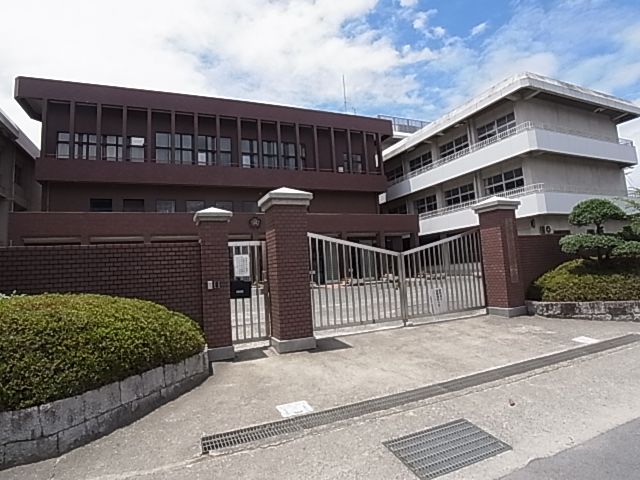 【大和高田市春日町のアパートの小学校】