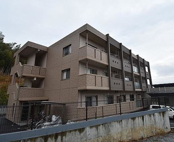 北九州市小倉南区上石田のマンションの建物外観