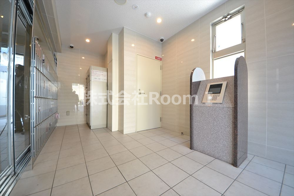 ロビー　建物の内部です宅配BOXです