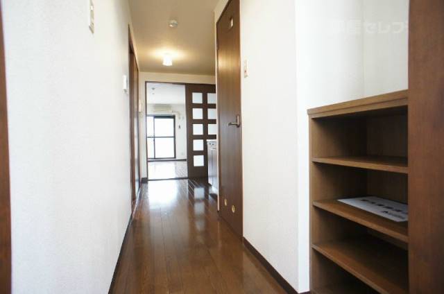 玄関　写真は３Ｃ号室です