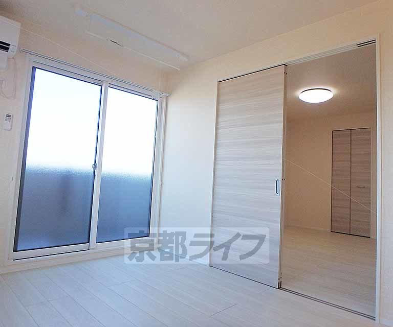 居室・リビング　白を基調とした明るいお部屋です。