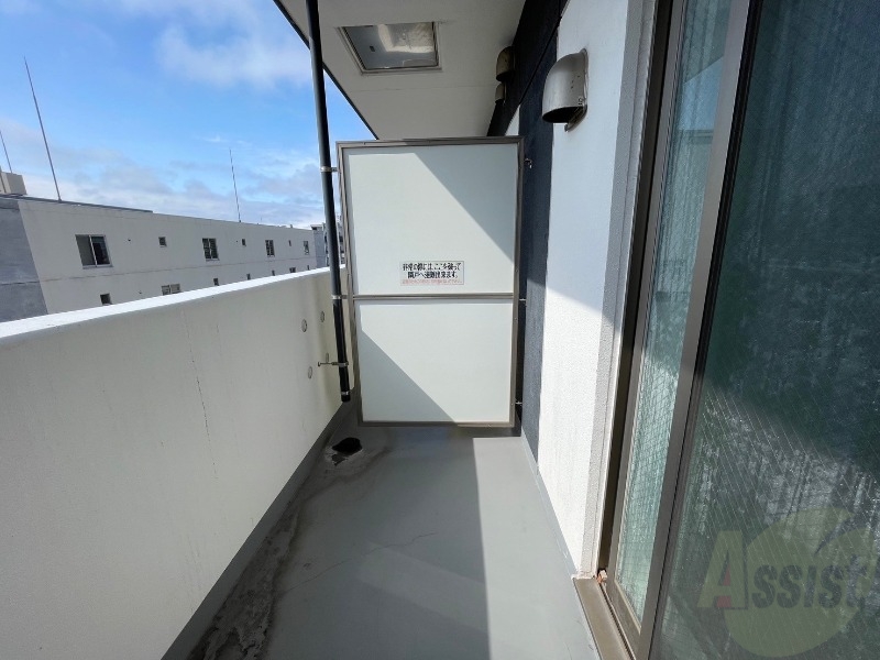 バルコニー　バルコニーです。洗濯物を干すもよし、一息つくもよしですね。