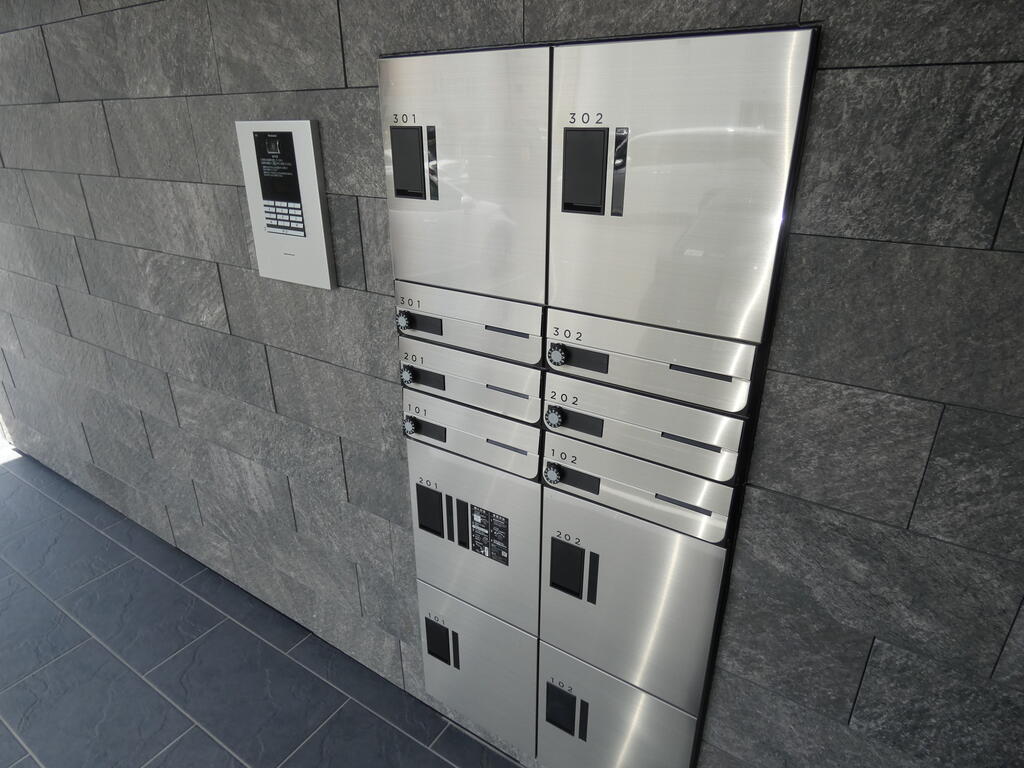 エントランス　オートロック機能付エントランス（宅配ボックスあり）