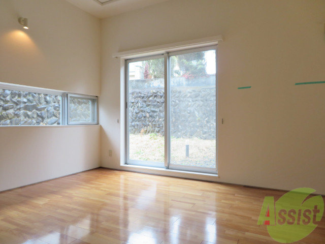 居室・リビング　リビングには二面窓があるので、日中は明るいです。