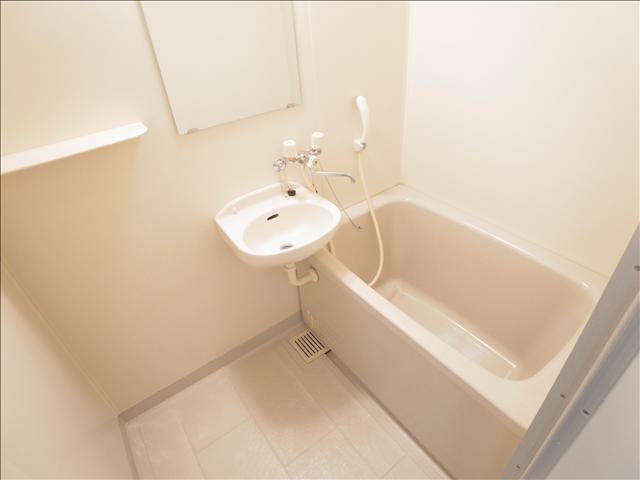 バス・シャワールーム　鏡付き、お風呂です。シャワーホースあります。