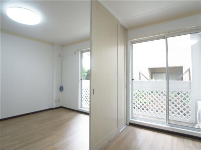 その他　洋間から洋間です。白基調の仕切り戸が圧迫感軽減です。