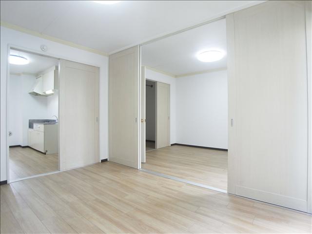 居室・リビング　６帖洋間です。照明全室設置済みです。