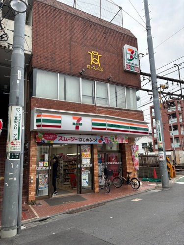 コンビニ　セブンイレブン世田谷上北沢駅前店（コンビニ）まで304m