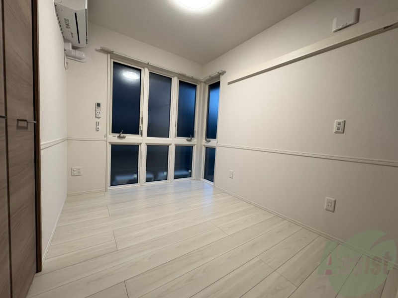 その他部屋・スペース　寝室には窓があるので、朝の目覚めが良さそうです。