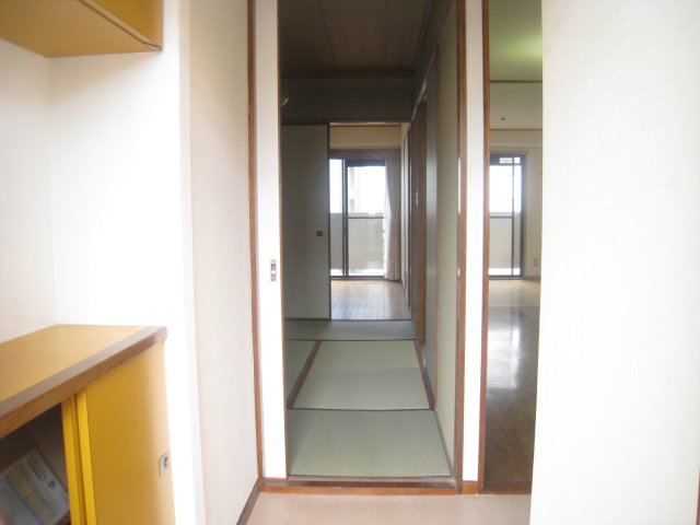 玄関　同物件、別号室のものです。
