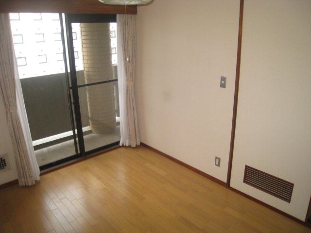 居室・リビング　同物件、別号室のものです。